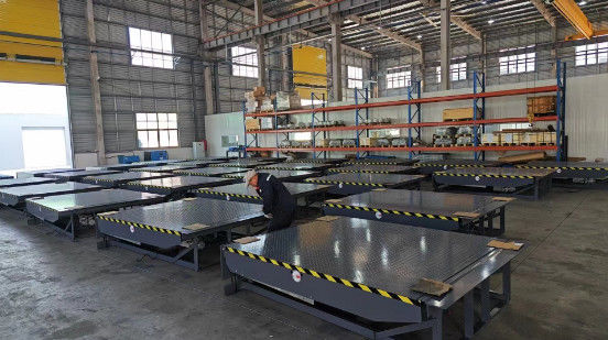 ISO 9001 গ্রে হাইড্রোলিক ডক লেভেলার 6800kg ট্রাক লেভেল লোডিং ডক