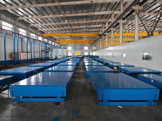 ISO 9001 গ্রে হাইড্রোলিক ডক লেভেলার 6800kg ট্রাক লেভেল লোডিং ডক